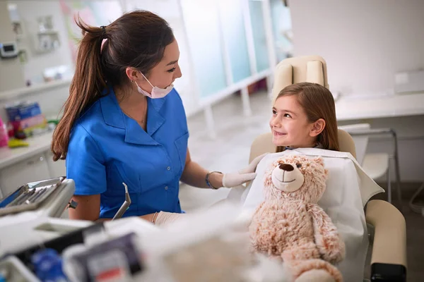 Νεαρή Γυναίκα Οδοντίατρος Χαλαρώνει Κορίτσι Στην Οδοντιατρική Καρέκλα — Φωτογραφία Αρχείου