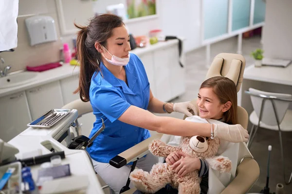 Dentysta Przygotowuje Małego Pacjenta Naprawy Zębów — Zdjęcie stockowe