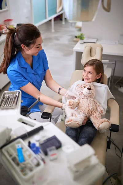 Dziecko Dentystką Gabinecie Stomatologicznym — Zdjęcie stockowe