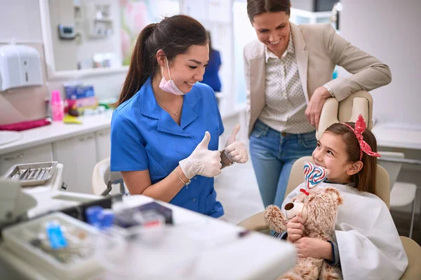 Mujer Feliz Dentista Levantó Los Pulgares Poco Paciente — Foto de Stock