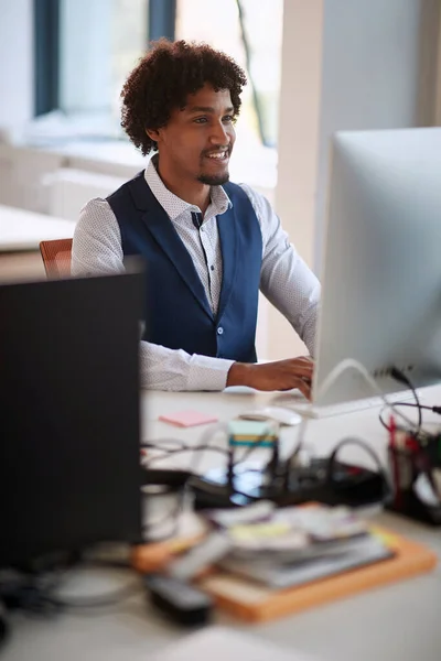 Jovem Empresário Afro Americano Bem Sucedido Trabalhando Escritório Alta Tecnologia — Fotografia de Stock