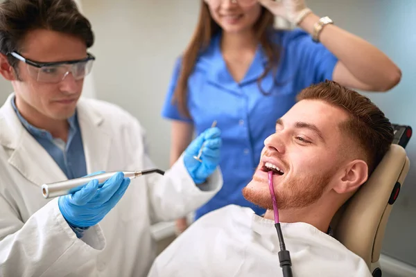 Jeune Homme Chez Dentiste Réparer Les Dents — Photo