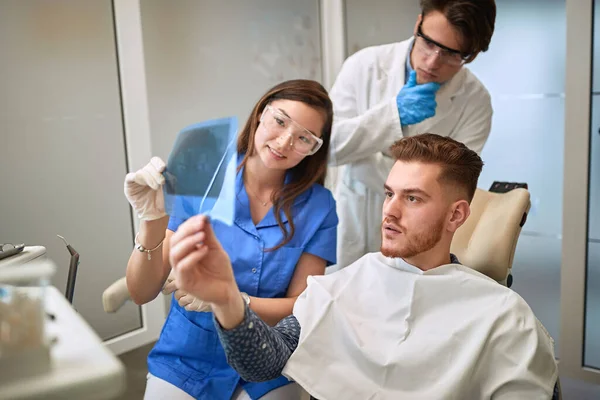 Dentista Con Giovani Assistenti Allo Studio Radiografia Dei Denti — Foto Stock