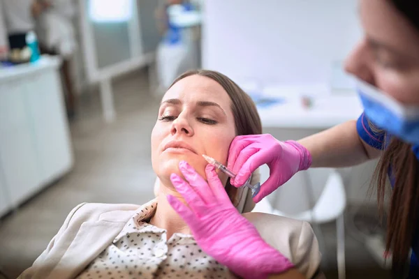 Jonge Vrouw Verandert Vorm Van Lippen — Stockfoto