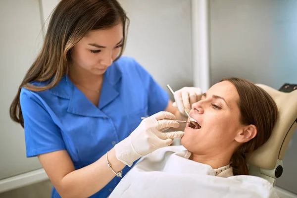 Mujer Joven Dentista Reparando Diente —  Fotos de Stock