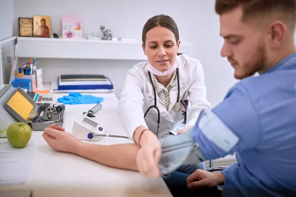 Ärztin Legt Patienten Manschette Auf Den Arm — Stockfoto