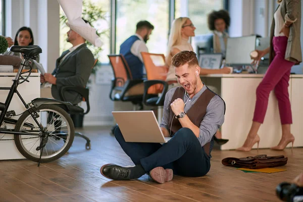 Feliz Exitoso Hombre Moderno Negocio Equipo Puesta Marcha Están Buscando —  Fotos de Stock