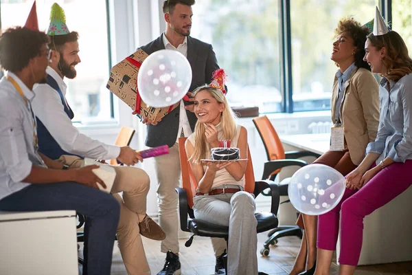 Buon Divertimento Donna Affari Che Celebra Compleanno Alla Festa Con — Foto Stock