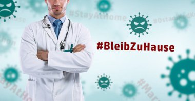 Steteskoplu erkek doktor, Coronavirus 'un mavi arka planında küresel hastalığın virüs örnekleriyle çapraz kollara sahip. Covid-19 konsepti ve ev tabelasında kalın.