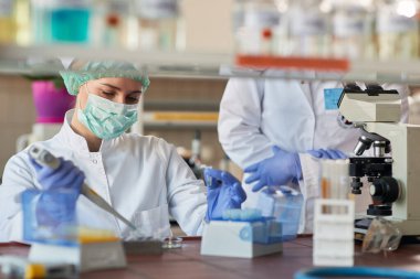 Kadın bilim adamı laboratuarda yeni bir virüsü analiz ediyor. corona virüsü konsepti