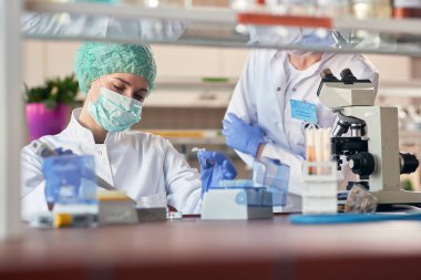 Kadın bilim adamı laboratuarda yeni bir virüsü analiz ediyor. corona virüsü konsepti