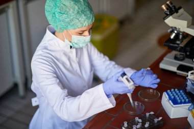 Kadın bilim adamı laboratuarda yeni bir virüsü analiz ediyor. corona virüsü konsepti