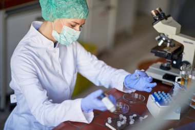 Kadın bilim adamı laboratuarda yeni bir virüsü analiz ediyor. corona virüsü konsepti