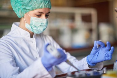 Kadın bilim adamı laboratuarda yeni bir virüsü analiz ediyor. corona virüsü konsepti