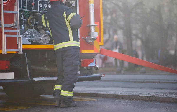 Tűzoltó Egyenruhában Tűzoltókocsi Előtt Hogy Megmentsen Védjen Vészhelyzet Veszély Servise — Stock Fotó