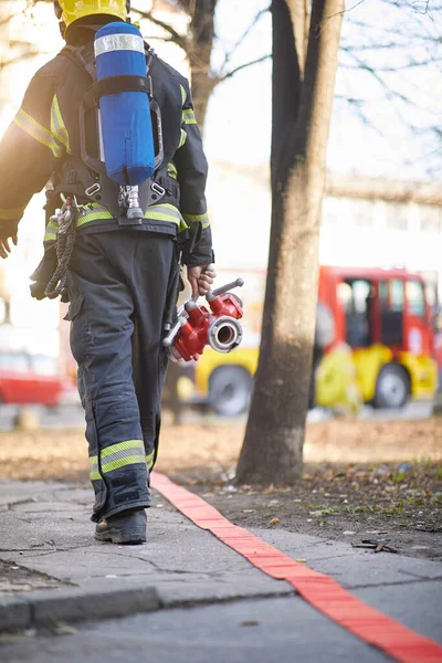 Πυροσβέστης Στολή Μπροστά Στο Πυροσβεστικό Όχημα Που Πάει Σώσει Και — Φωτογραφία Αρχείου