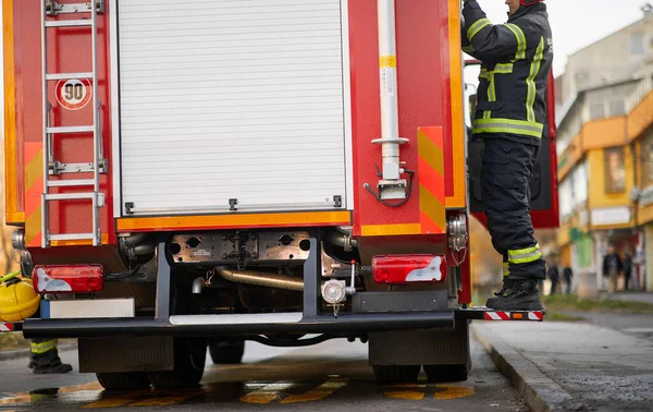 Tűzoltó Egyenruhában Tűzoltókocsi Előtt Hogy Megmentsen Védjen Vészhelyzet Veszély Servise — Stock Fotó