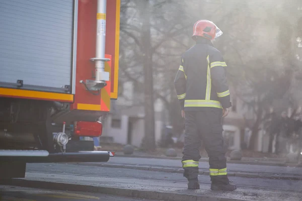 Brandman Uniform Framför Brandbil Går För Att Rädda Och Skydda — Stockfoto