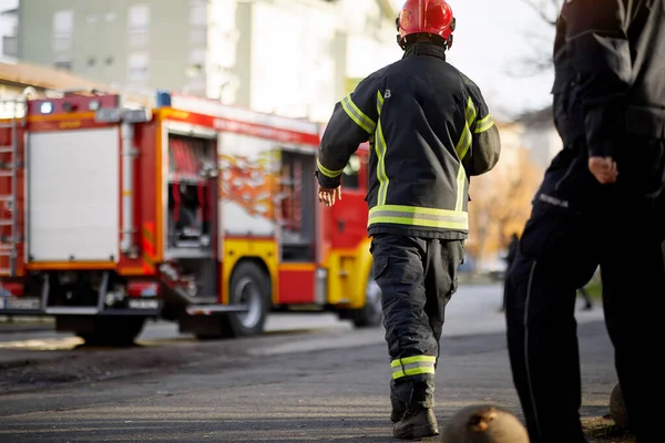 Brandman Uniform Framför Brandbil Går För Att Rädda Och Skydda — Stockfoto