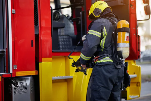 Brandman Uniform Framför Brandbil Går För Att Rädda Och Skydda — Stockfoto