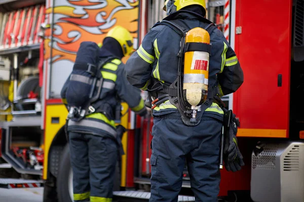Пожарный Форме Перед Пожарной Машиной Собирается Спасать Защищать Emergancy Danger — стоковое фото