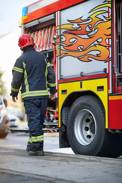 Πυροσβέστης Στολή Μπροστά Στο Πυροσβεστικό Όχημα Που Πάει Σώσει Και — Φωτογραφία Αρχείου