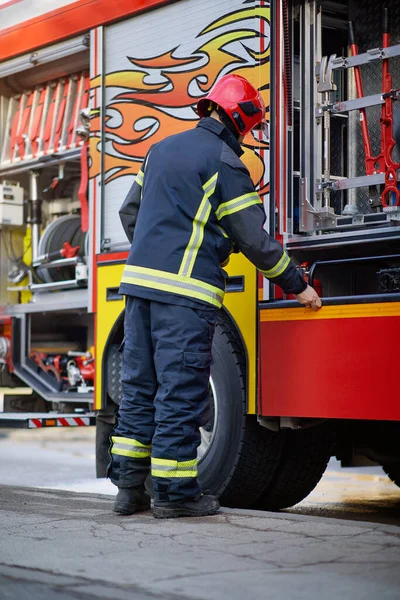 Пожарный Форме Перед Пожарной Машиной Собирается Спасать Защищать Emergancy Danger — стоковое фото