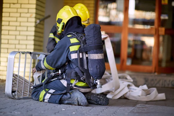 Brandman Uniform Framför Brandbil Går För Att Rädda Och Skydda — Stockfoto