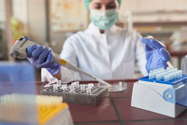 Female Scientict Making Research Lab Analyzing New Virus Corona Virus — Stock Photo, Image