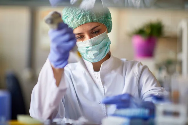 Женщина Сайентинт Проводит Исследования Лаборатории Анализируя Новый Вирус Концепция Коронавируса — стоковое фото