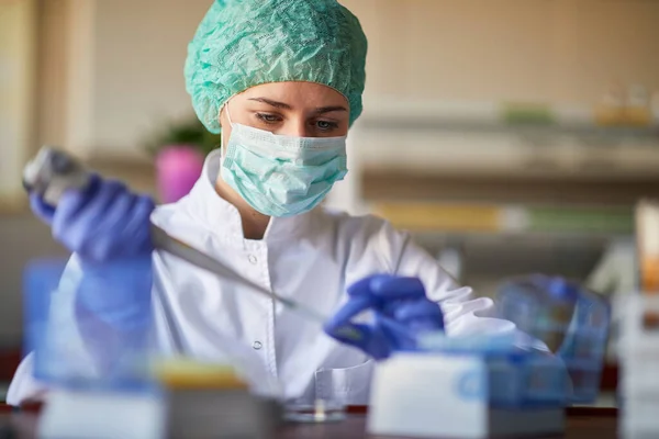Kobieta Naukowiec Robi Badania Laboratorium Analizując Nowego Wirusa Koncepcja Wirusa — Zdjęcie stockowe