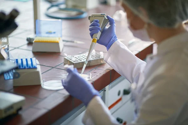 Female Scientict Making Research Lab Analyzing New Virus Corona Virus — Stock Photo, Image