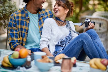 Kameralı mutlu kız dışarıda adamla eğleniyor.