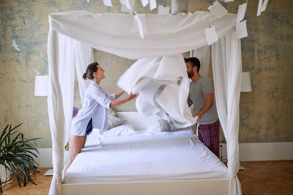 Mujer Joven Hombre Juntos Preparando Cama Con Dosel —  Fotos de Stock