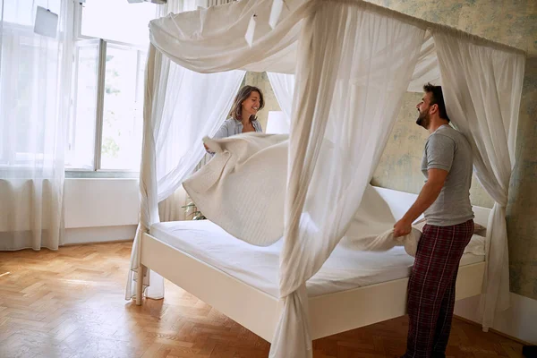 Glückliche Männchen Und Weibchen Morgenhimmelbett — Stockfoto