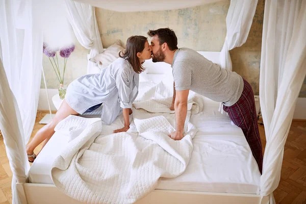 Coppia Innamorata Mattino Baciarsi Sul Letto Baldacchino — Foto Stock