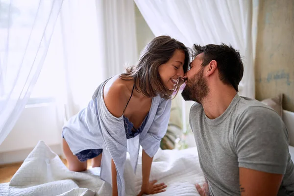 Feliz Mujer Hombre Amor Compartir Ternura Cama —  Fotos de Stock