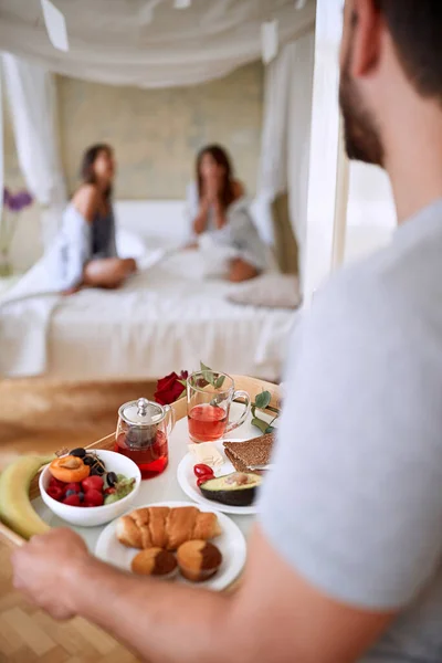 男は女の子にベッドで朝食を提供 — ストック写真