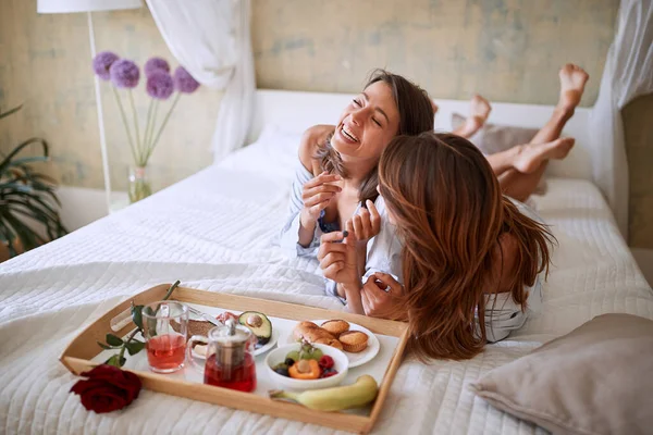 Alegre Lésbicas Casal Tomando Pequeno Almoço Cama — Fotografia de Stock