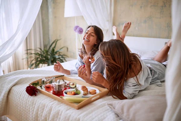 Fröhliche Junge Frau Frühstückt Bett — Stockfoto