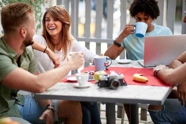 Amici Felici Insieme Seduti Tavolo Outdor — Foto Stock