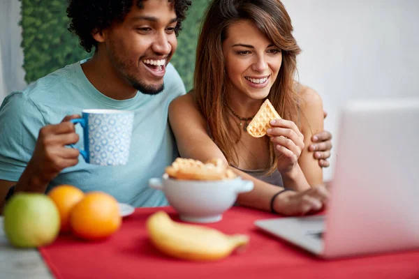 Lächelnde Freunde Schauen Auf Laptop Und Essen Snacks — Stockfoto