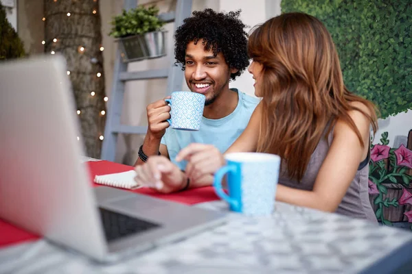 Ung Man Och Kvinna Arbetar Tillsammans Laptop — Stockfoto