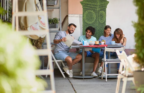 Jovem Grupo Estudantes Sentados Café Juntos — Fotografia de Stock