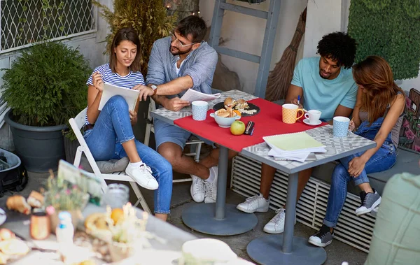 Grupo Jovens Aprendendo Juntos Livre — Fotografia de Stock