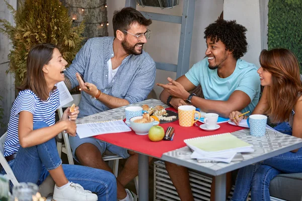 Jovens Aprendendo Juntos Divertindo — Fotografia de Stock