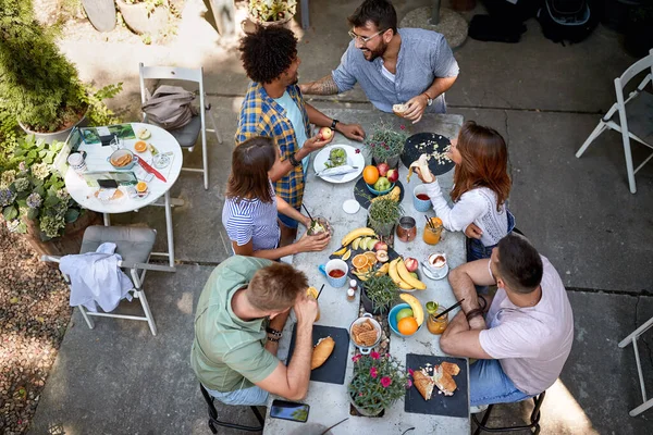 Grupo Jovens Amigos Café Socaializing Comer — Fotografia de Stock