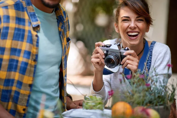 Neşeli Memnun Bir Kadın Fotoğraf Çekiyor — Stok fotoğraf