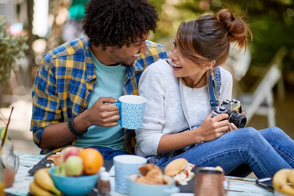 Jovem Mulher Com Homem Divertindo Fora — Fotografia de Stock