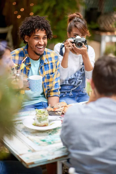 Chica Joven Cafetería Tomando Fotos Amigo — Foto de Stock